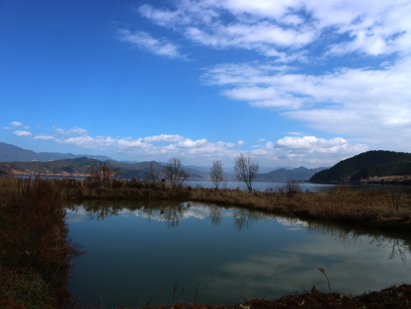 瀘沽湖湖畔圖片