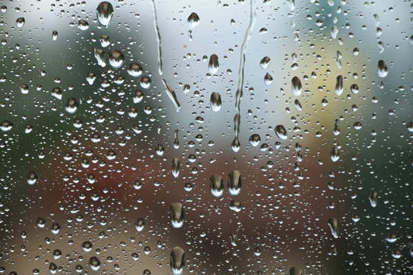 下雨天与窗外模糊景色高清图片