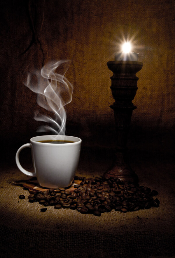 热咖啡与咖啡豆特写图片