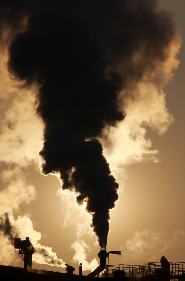 烟雾排放的工厂摄影
