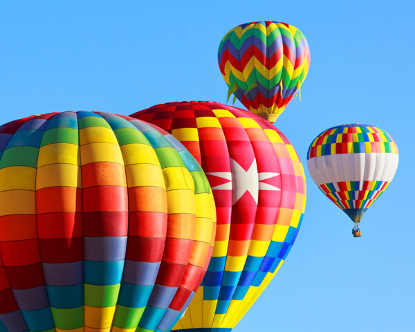 空中的彩色热气球