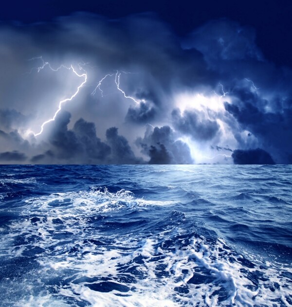 电闪雷鸣海面波浪风暴