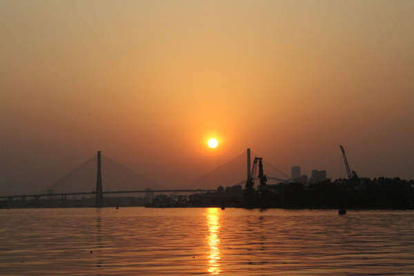 水面上夕阳西下日落大桥落日黄昏景观摄影