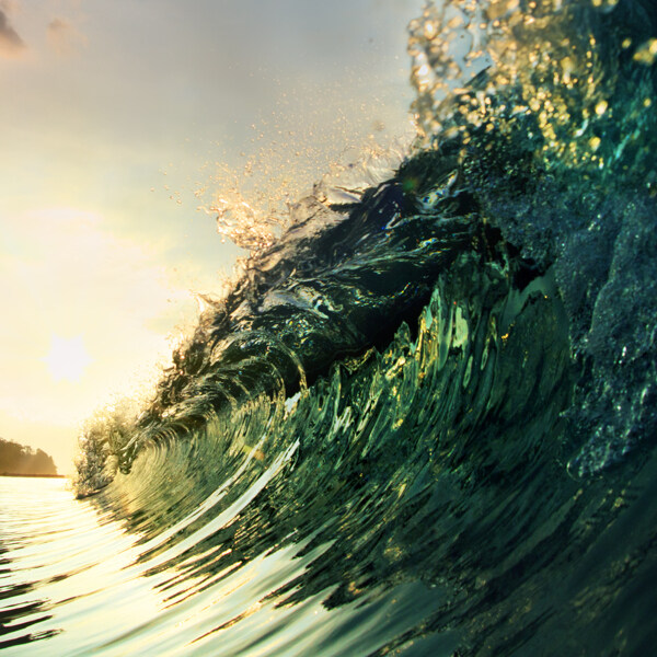 阳光下蓝色的海浪图片
