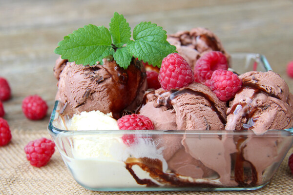 树莓巧克力冰淇淋图片
