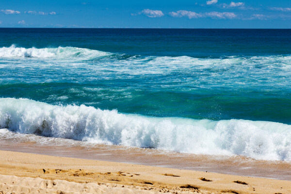 海浪冲打着沙滩图片