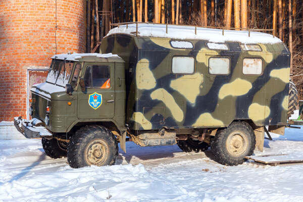 雪地里的军用卡车图片