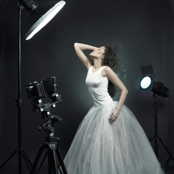 摄影灯与婚纱模特图片