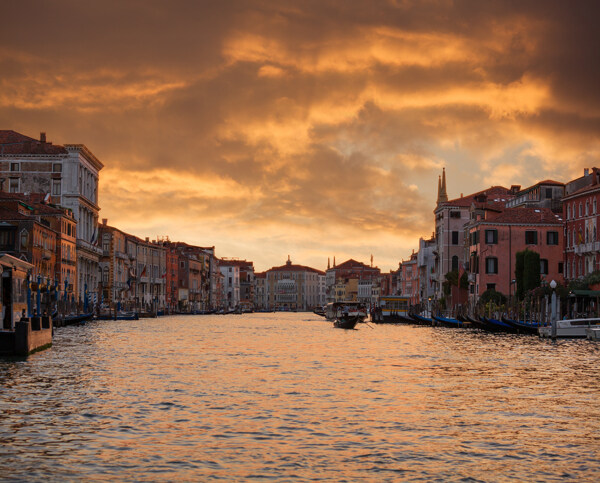 平静美丽的威尼斯夜景图片