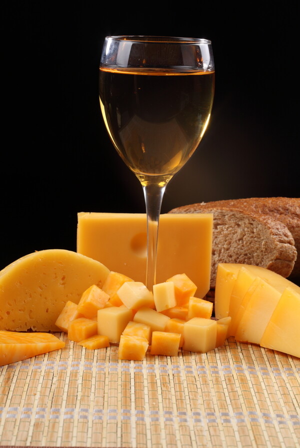 奶酪和一杯酒图片