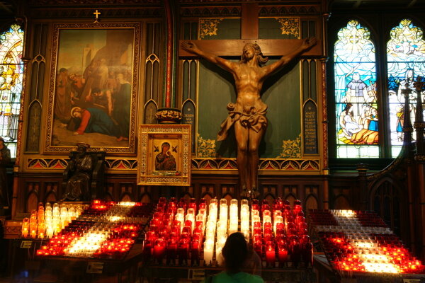 蒙特利尔圣母大教堂内景祈祷的红烛图片