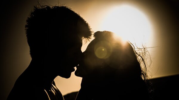 情侣亲吻背光黑色剪影摄影