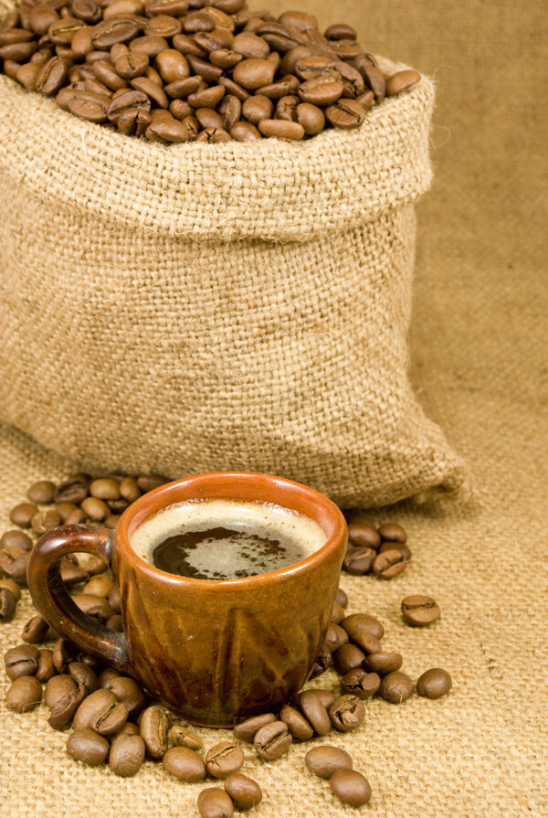 麻袋里的咖啡豆与咖啡图片