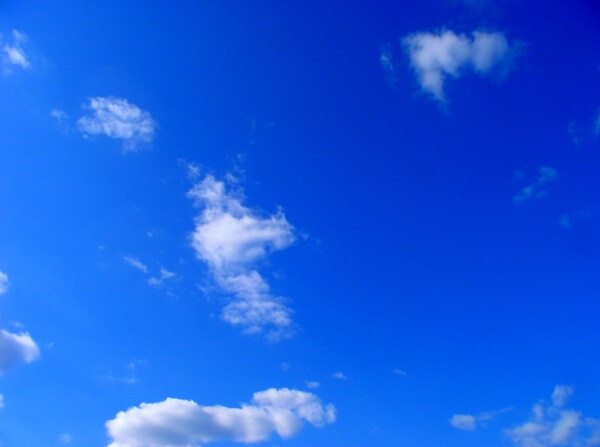 蓝色天空云朵图片