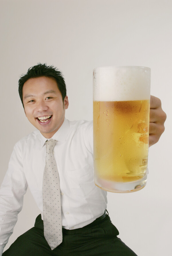 拿着一杯啤酒的男人图片