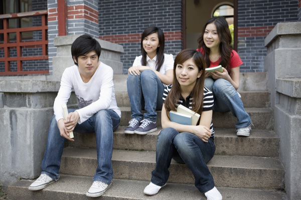 四个青年学生图片