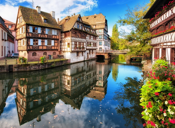 河边的欧洲小镇图片