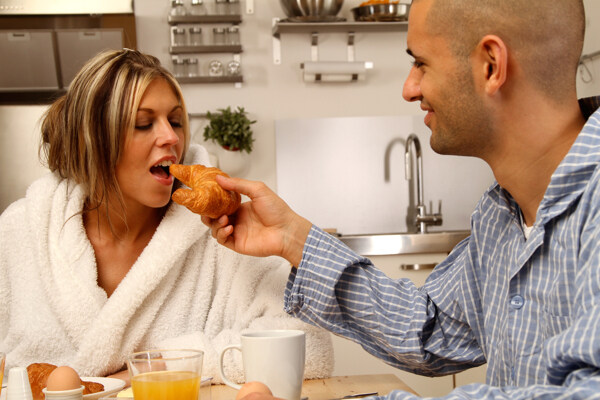 喂妻子吃面包的男人图片