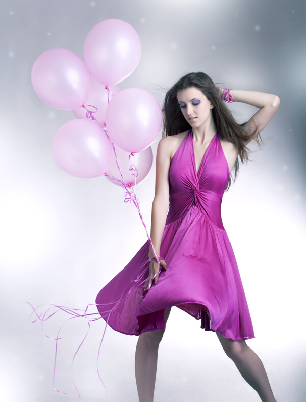 手拿着气球的紫裙美女图片
