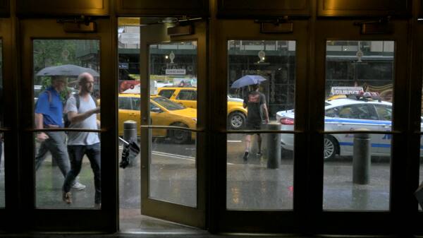 纽约一幢大楼外的大雨