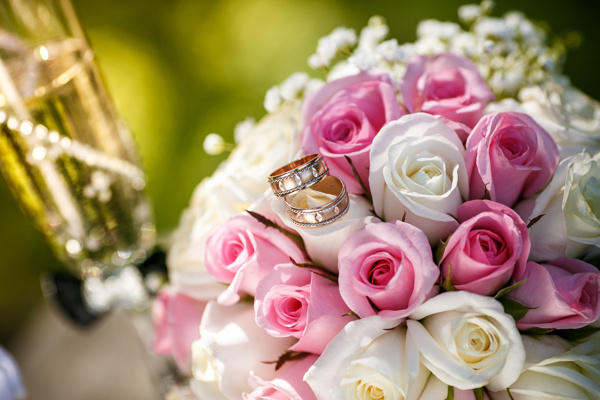 玫瑰花上的结婚对戒图片