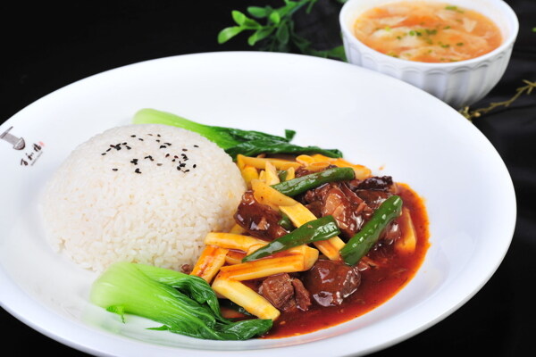 紅燒牛肉蓋澆飯圖片
