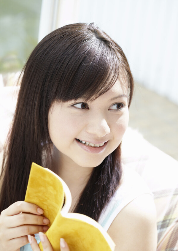 看書的美女圖片