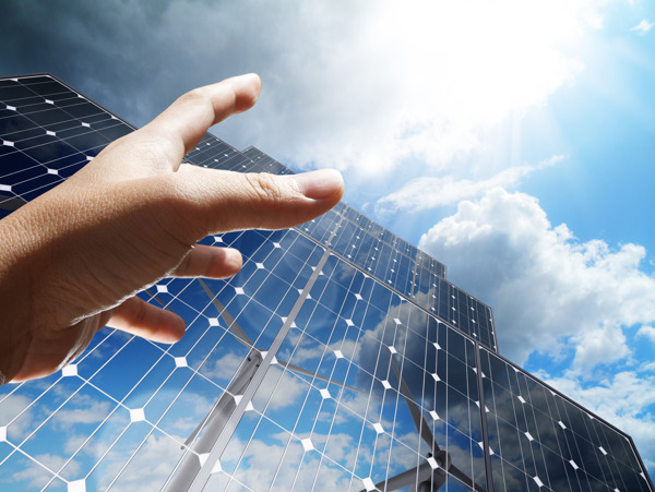 手到达太阳概念可再生替代太阳能太阳发电厂