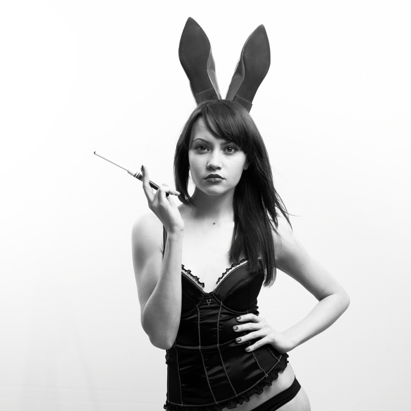 戴着兔子耳朵抽雪茄的美女图片