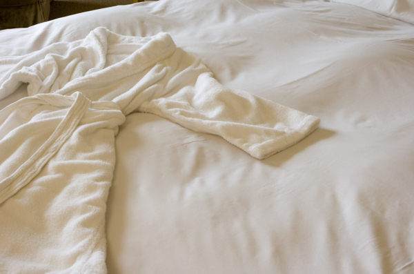 酒店里的白色纯棉睡衣图片