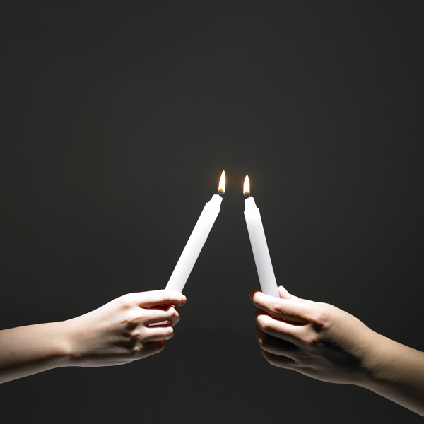 蜡烛手握蜡烛图片