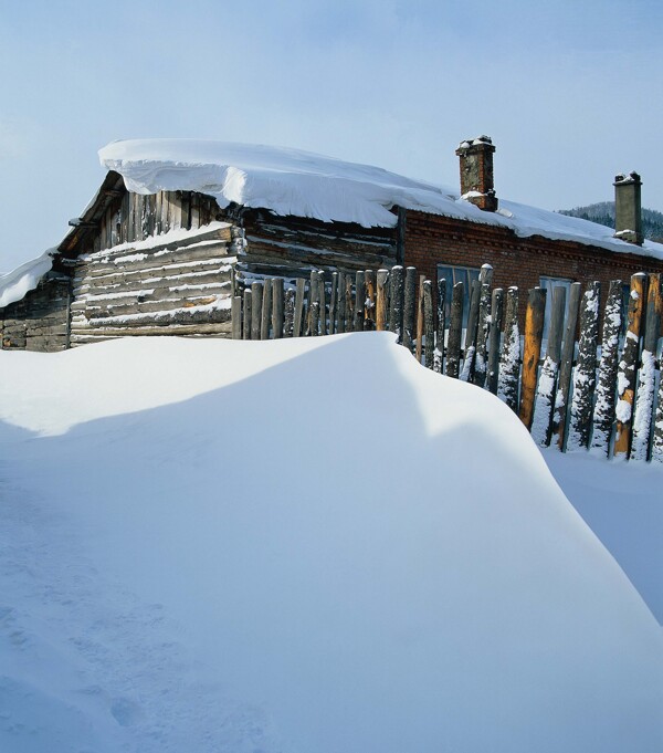 白雪覆盖的木屋图片