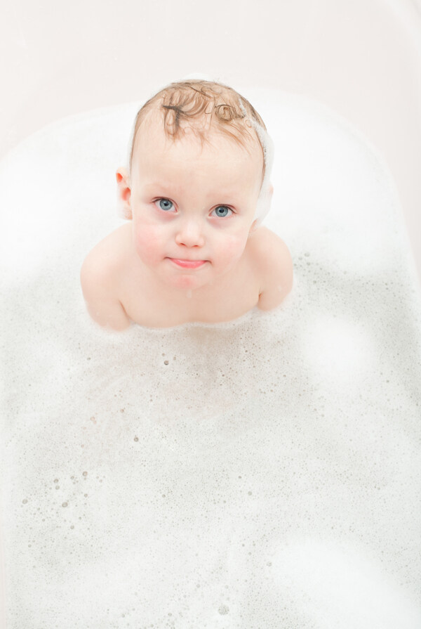 浴缸里沐浴的可爱宝宝图片