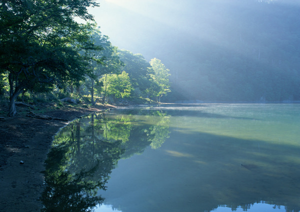 大山里的湖泊