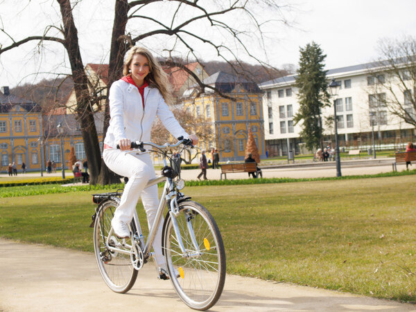 骑自行车的年轻女人图片