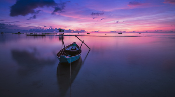 紫色海岛风景图片