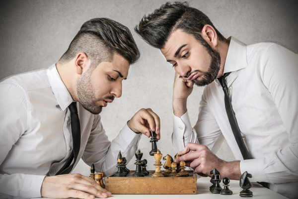 玩國際象棋的男人圖片