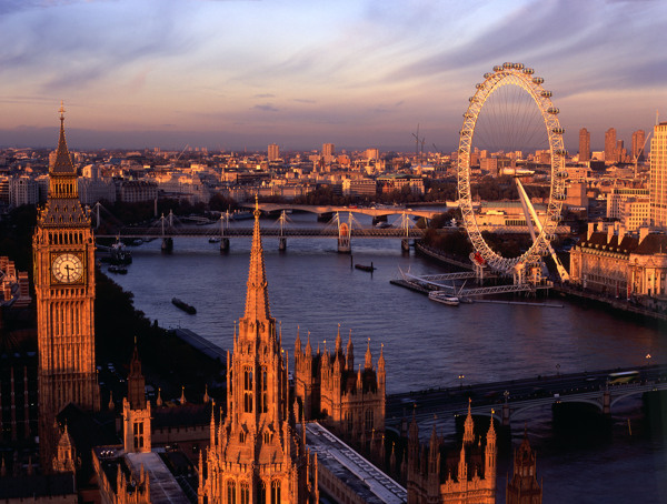 伦敦夕阳映照泰晤士河两岸美景图片