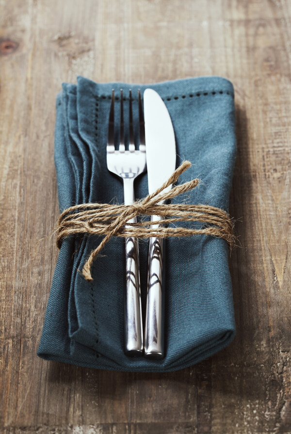 蓝色餐巾和刀叉图片