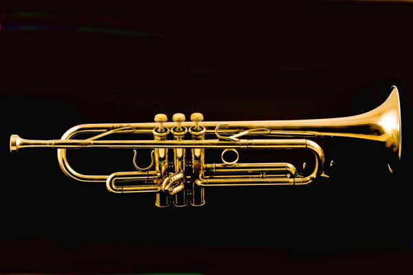 金色铜管乐器图片