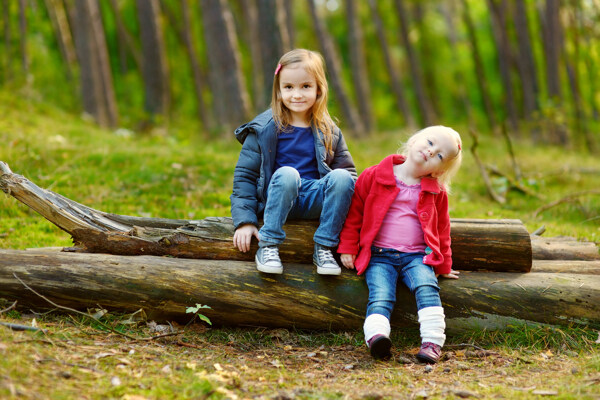 坐在木头上的孩子图片