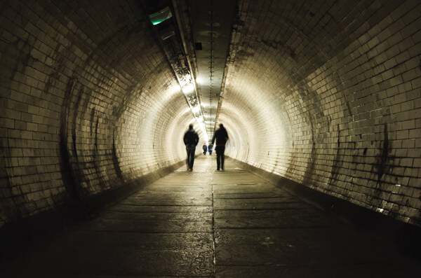 走在隧道里的人群图片