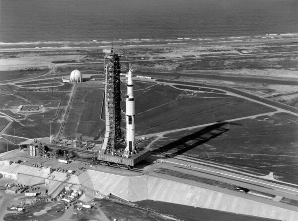 装载土星5号的阿波罗11号火箭即将发射图片