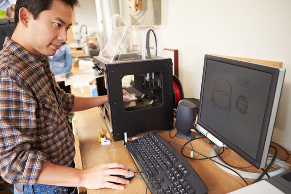 操作3D打印的工作人员图片