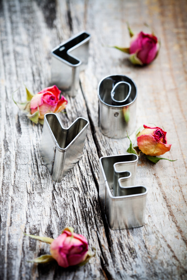 浪漫玫瑰字母背景图片
