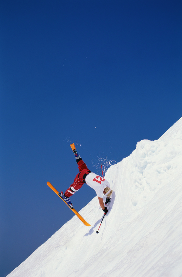 滑雪摔跤的人图片
