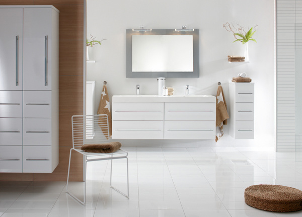 白色实木舒适浴室室内摄影图片