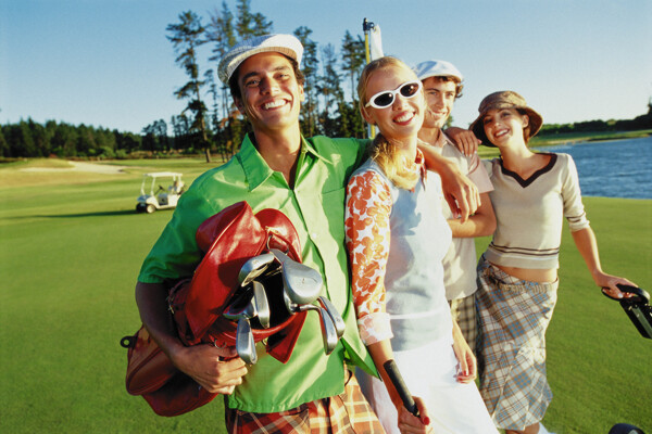 抱着高尔夫球杆的时尚男女图片