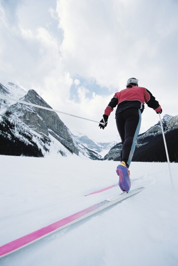 爬山的滑雪运动员摄影高清图片