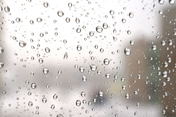 下雨天玻璃上的水珠图片